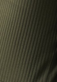 Olive roheline ribakanga, millel on vertikaalsed jooned, näidates tekstuurset pinda. Materjal tundub pehme ja veidi elastne.