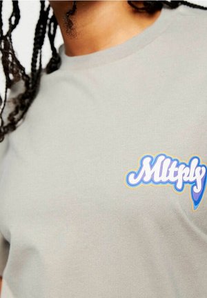 T-shirt gris en coton avec un col rond et un logo coloré "Mltply" sur la poitrine côté gauche. Manches courtes, texture lisse.