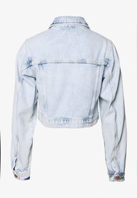 Ljusblå kort denimjacka med klassisk krage, långa ärmar och knäppning vid ärmsluten, med blekt utseende och sömnadsdetaljer.