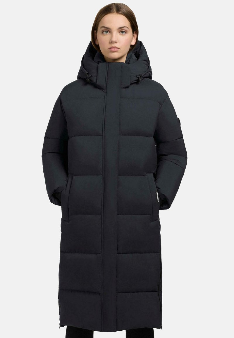 Lang sort dunjakke med høj krave, lynlåslukning og stiklommer. Designet har store syede sektioner for isolering.