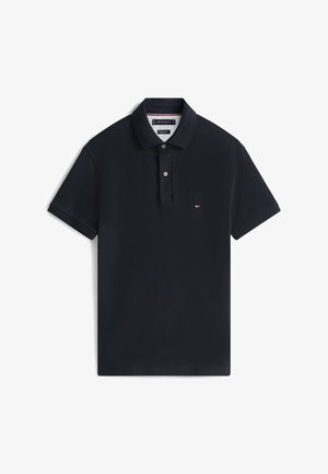 Sötétkék rövid ujjú galléros póló, gallérral, kétgombos záródással és egy kis piros, fehér és kék logóval a bal mellrészen.