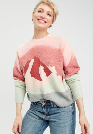 Strickpullover mit einem Farbverlauf in Pink, Rot, Grün und Grau sowie einem Bergmotiv. Runder Ausschnitt und lockere Passform.