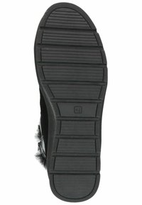 Suela de zapato negra con una superficie de goma texturizada, que presenta costillas y surcos horizontales para tracción, realzada por una ligera curva en el área de los dedos.