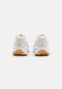 Nike Performance DOWNSHIFTER 13 - Silniční běžecké boty - phantom/neutral olive/light bone/light brown/sail