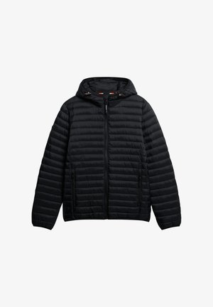 Zwarte gewatteerde jas met capuchon. Voorzien van een ritssluiting aan de voorkant, twee zijzakken en een horizontaal gewatteerd patroon. Duurzaam, waterafstotend materiaal.