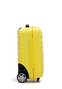 Gele harde koffer met een geribbelde textuur, zwarte wielen en een ritssluiting, met een compact ontwerp voor gemakkelijke transport.
