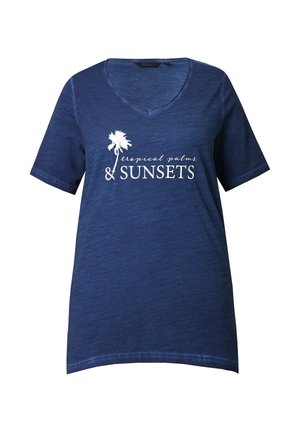 T-shirt à manches courtes bleu marine avec un col en V, affichant un imprimé graphique blanc d'un palmier et le texte "palmiers tropicaux & COUCHERS DE SOLEIL."