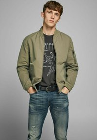 Jack & Jones BASIC ÜBERGANGS STRETCH OHNE KAPUZE ERUSH - Bomberjacke - grün