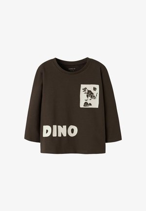 Rudų ilgų rankovių marškiniai su baltu "DINO" tekstu ir dinozauro grafika ant priekinio kišenės. Pagaminti iš minkštos medžiagos, pasižymi kasdieniu siluetu.