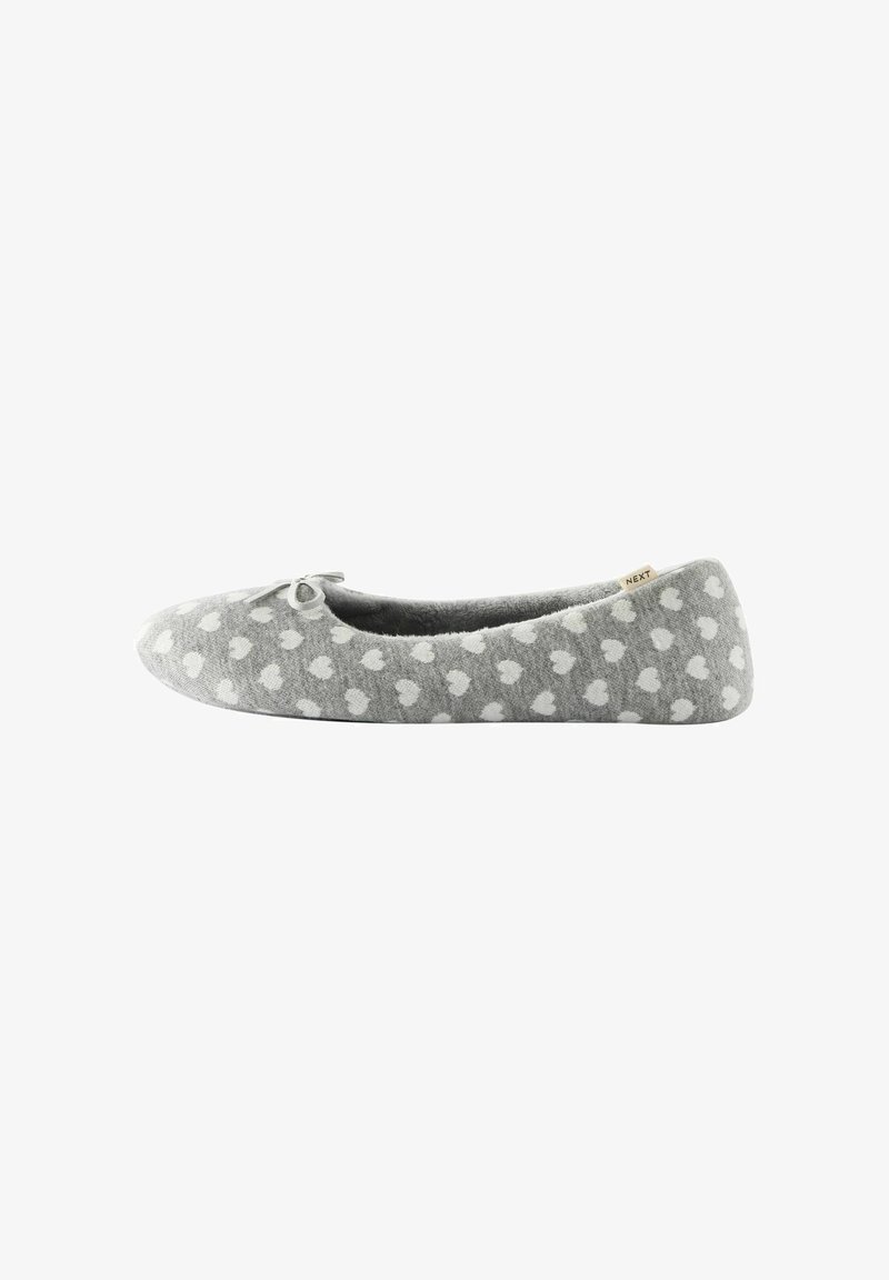 Grijze slipper met een wit hartpatroon, ronde vorm, zachte stof en een strikdetail aan de voorkant. Lichtgewicht en plat ontwerp.