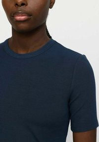 Navyblå ribbet T-shirt med rund hals og korte ærmer, der har en blød tekstur og tætsiddende design.