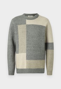 Pullover grigio e beige con motivo a blocchi, dotato di scollo rotondo e realizzato in maglia lavorata a trama. Polsini e orlo a coste.