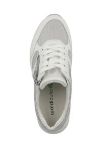 Sneaker bianco con pannelli in rete grigia, tomaia in tessuto, lacci e una cerniera laterale. Presenta una soletta testurizzata con un logo.