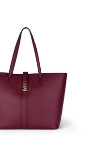 Borsa tote in pelle bordeaux con finitura testurizzata, due lunghe cinghie e un gancetto in metallo dorato al centro.