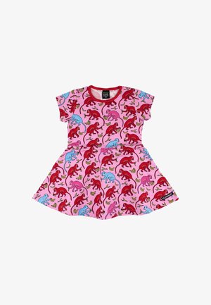 Różowa sukienka z krótkim rękawem ma zabawny wzór małp w kolorze czerwonym i niebieskim, z żółtymi bananami oraz rozkloszowanym krojem spódnicy.