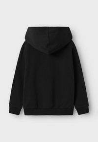 Sweat à capuche noir avec cordon de serrage, manches côtelées et ourlet. Fabriqué à partir d'un tissu doux avec une texture lisse. Design simple et dépouillé.