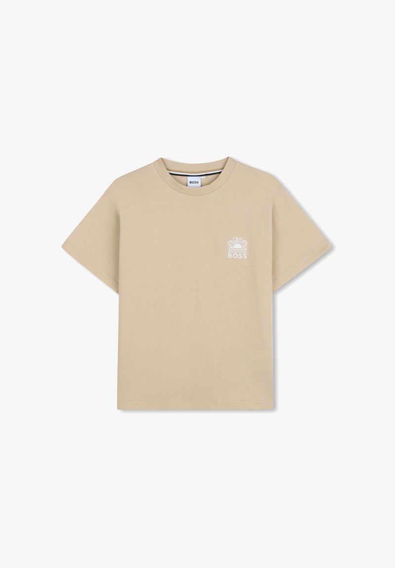 T-shirt beige à manches courtes avec col rond, arborant un petit logo blanc de soleil et de palmier avec le texte "BOSS" sur le côté gauche de la poitrine.