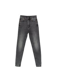 Jeans de denim negro con un diseño ajustado, cintura alta y un ligero desgaste. Presenta bolsillos estándar y acentos de botones de metal.