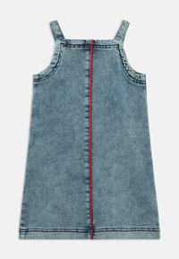 Traper haljina s podesivim naramenicama, plavi materijal, ravnog kroja, središnja crvena prošivena linija duž stražnje strane.