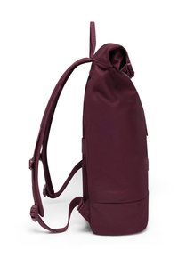 Zaino a sacca bordeaux con texture liscia, spallacci imbottiti regolabili, base rinforzata e design minimalista.