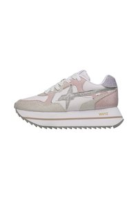 Sneakers con una toma bianca e testurizzata, caratterizzati da accenti rosa e argento, un logo a stella argentata, una suola intermedia spessa bianca e una suola grigia seghettata.