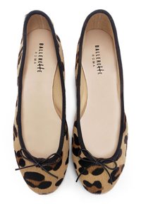 Ballerine con stampa leopardata, caratterizzate da una morbida superficie simile alla pelliccia, bordi neri e un fiocco decorativo sulla punta; foderate con un rivestimento interno neutro.