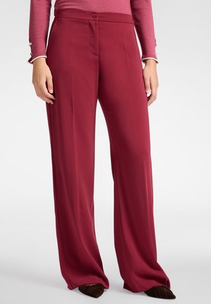 Pantalons évasés bordeaux en tissu lisse, dotés d'une fermeture à bouton à l'avant, de poches latérales et d'une coupe ajustée.