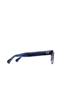Occhiali da sole marmorizzati blu con montatura rettangolare, lenti trasparenti e aste blu curve con un piccolo accento del logo dorato.