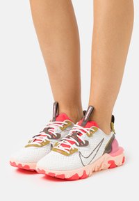 Nike Sportswear REACT VISION - Sapatilhas - summit white/ironstone/siren red