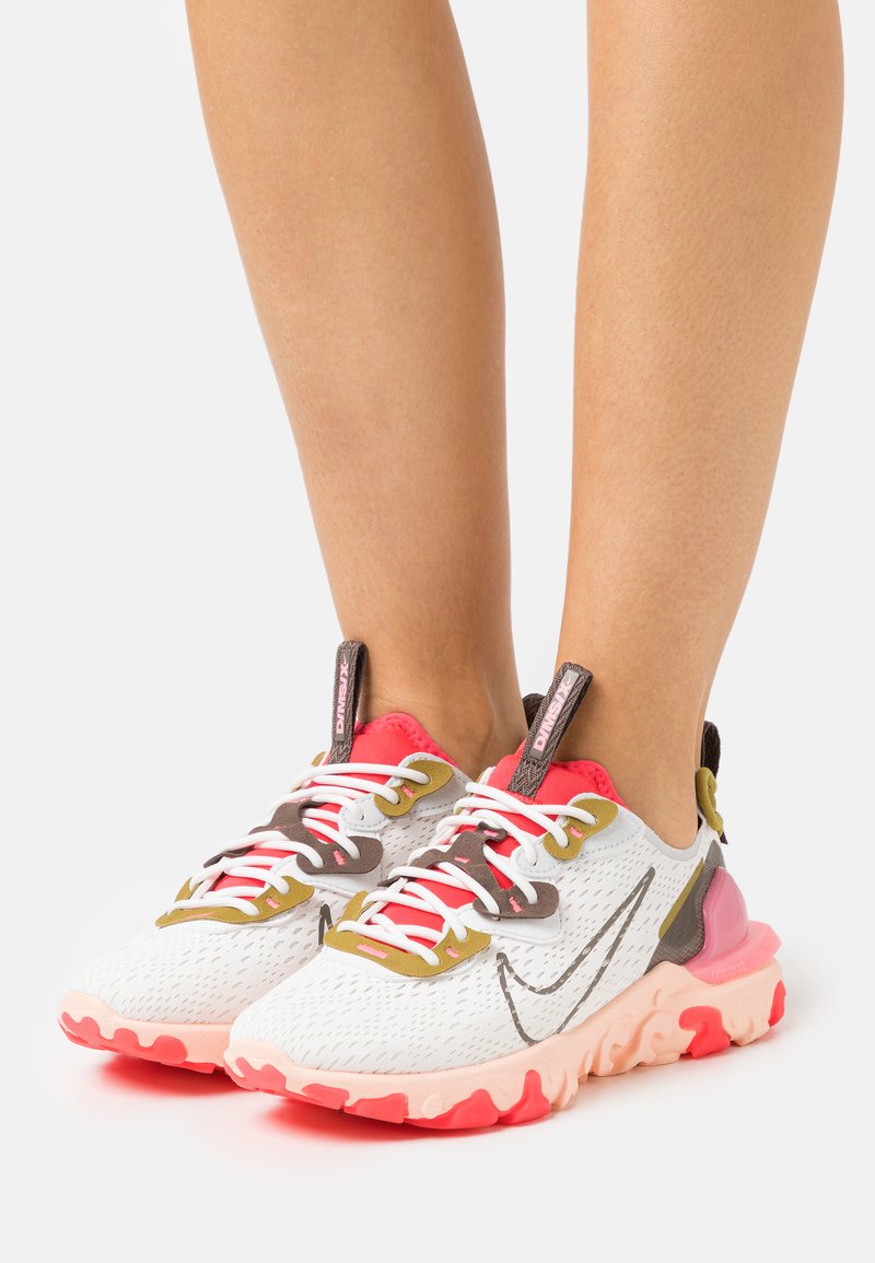 Nike Sportswear REACT VISION - Sapatilhas - summit white/ironstone/siren red