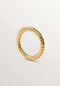 Anillo de oro con un diseño texturizado que presenta segmentos cilíndricos espaciados uniformemente. La forma circular tiene un acabado pulido y bordes suaves.