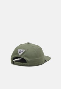 Cappello verde oliva in cotone, con visiera piatta, cinturino regolabile e una patch logo triangolare sul retro.