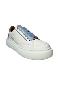 Sneaker in pelle bianca con lacci blu, collo imbottito e suola in gomma strutturata. Presenta un dettaglio di branding sottile in accento oro rosa.