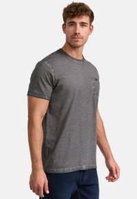 Grå t-shirt med korte ærmer og rund hals, med en lille brystlomme og en blød, tekstureret stoffinish. Maskinsyet kant.
