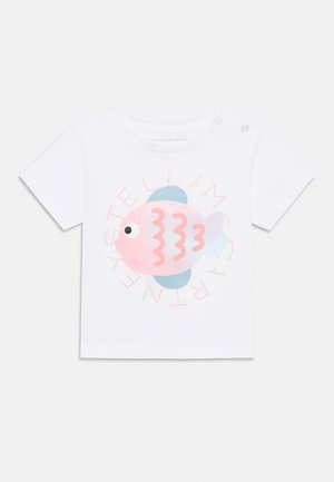 T-shirt blanc à manches courtes pour tout-petit avec un graphisme de poisson rose pastel et bleu, et un texte circulaire rose autour du poisson.
