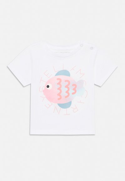 T-shirt blanc à manches courtes pour tout-petit avec un graphisme de poisson rose pastel et bleu, et un texte circulaire rose autour du poisson.