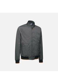 Giacca bomber grigia con colletto alto, chiusura con zip, due tasche anteriori, polsini a costine e dettaglio arancione sull'orlo. Tessuto dalla consistenza liscia.