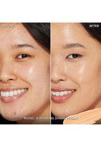 Geteiltes Bild, das die Haut eines Modells vor und nach der Make-up-Anwendung zeigt. Vorher: ungleichmäßiger Hautton; nachher: glattere, strahlende Haut im Farbton Pecan.