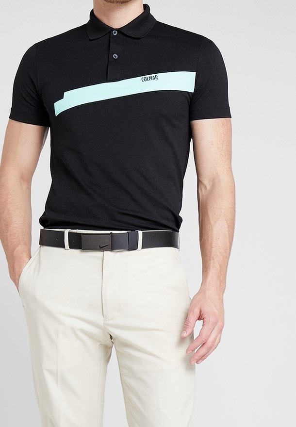 Polo noir avec une rayure horizontale vert menthe et le logo "COLMAR", assorti à un pantalon crème et une ceinture noire. Manches courtes, coupe slim.