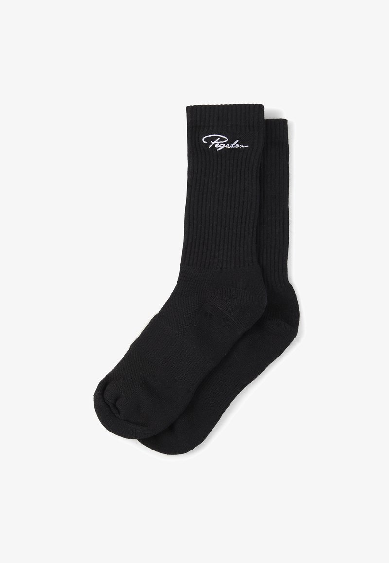 Paire de chaussettes noires côtelées montant jusqu'à la cheville, avec le logo "Pegador" brodé en blanc près du bord supérieur, posées à plat sur un fond blanc.