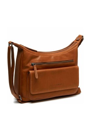 Braune Leder-Schultertasche mit einer geschwungenen Form, einem Reißverschluss oben und einer Frontklappen-Tasche. Merkmale sind minimalistische Beschläge und eine glatte Textur.