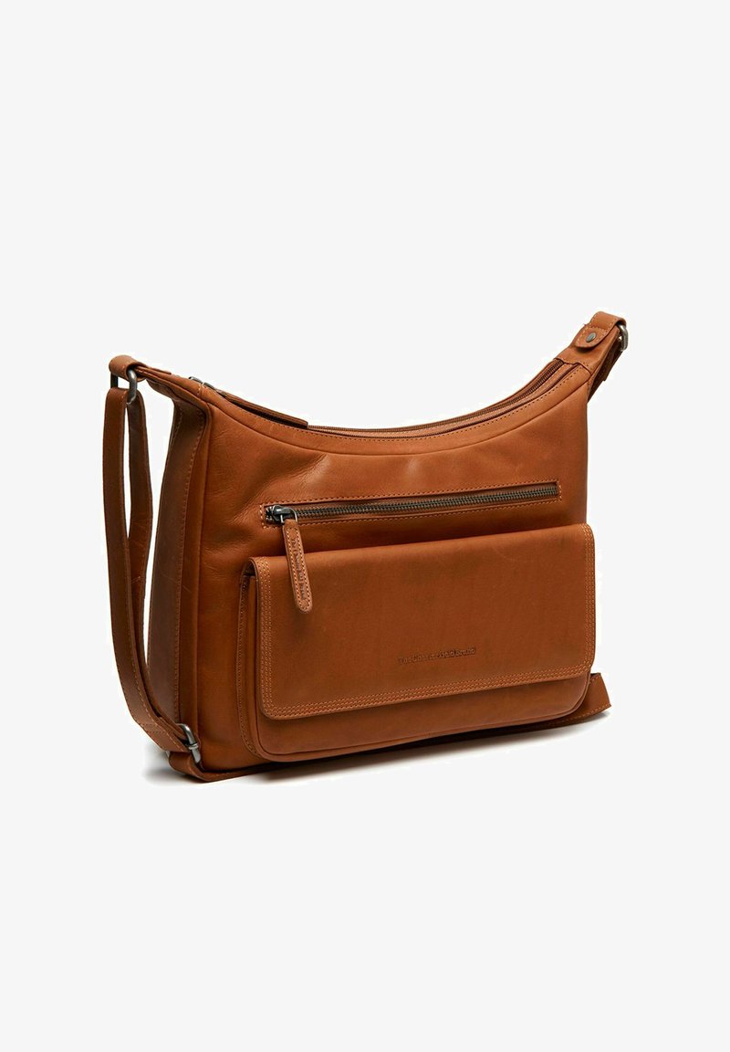 Braune Leder-Schultertasche mit einer geschwungenen Form, einem Reißverschluss oben und einer Frontklappen-Tasche. Merkmale sind minimalistische Beschläge und eine glatte Textur.