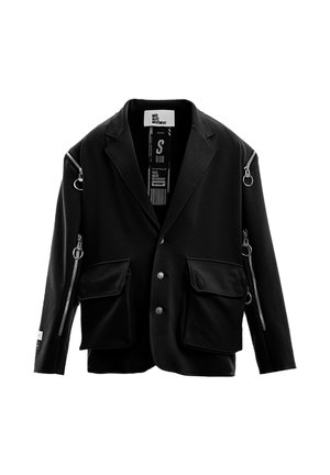 Blazer negro con cuello con solapa, dos bolsillos frontales con solapa, botones a presión y detalles de cremallera plateada en las mangas y los hombros.
