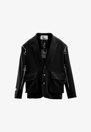 Blazer negro con cuello con solapa, dos bolsillos frontales con solapa, botones a presión y detalles de cremallera plateada en las mangas y los hombros.
