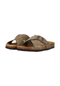 Sandales en daim gris avec des brides croisées et un accent en boucle en cuivre. Semelle en liège et semelle en caoutchouc texturé brun pour une bonne adhérence.