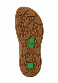 Suela de zapato marrón con un gran patrón de huella de ave y dos logotipos verdes, uno con una rana y otro con un diseño de pie estilizado.
