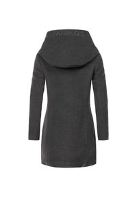 Abrigo gris carbón con una gran capucha drapeada, mangas largas y una silueta ajustada. Presenta un sutil diseño de marca en el collar.