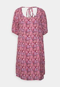 Kratký rukáv, šaty po kolena z červené látky s květinovým vzorem v modré a bílé. Otevřená záda se zavazováním. Lehký a vzdušný design.