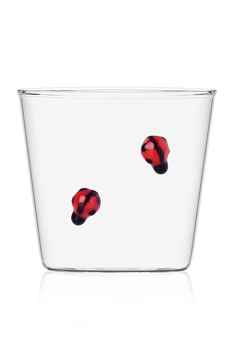 Przezroczysta szklanka o stożkowym kształcie, z dwoma nieregularnymi czerwonymi plamami z czarnymi akcentami wewnątrz. Gładka tekstura z wypolerowanym brzegiem.