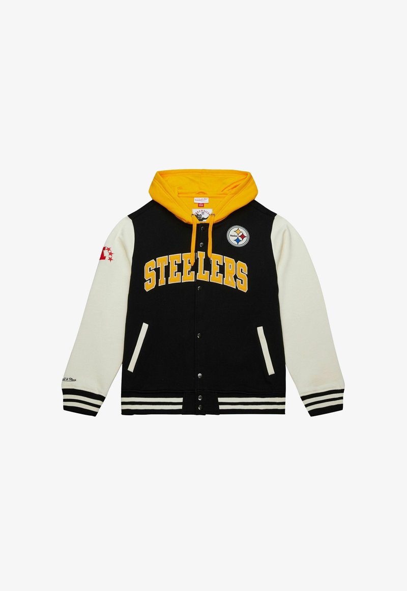 Veste de varsity noire avec manches blanches, capuche jaune et inscription 'STEELERS'. Comprend un logo sportif, des boutons-pression et un ourlet rayé.